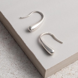 Sterling Silber Mini Flüssigkeit Tropfen Ohrringe
