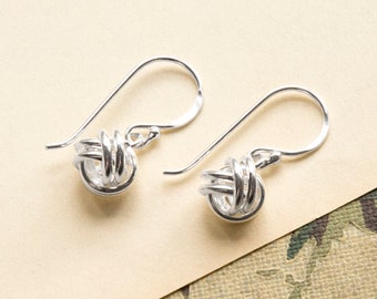 Boucles d&#39;oreilles pendantes en argent sterling à nœud simple