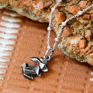 Collana con coniglietto origami in argento sterling ossidato