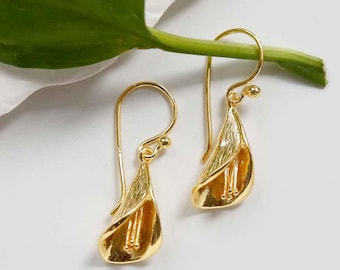 Boucles d'oreilles pendantes lys calla en argent sterling plaqué or - boucles d'oreilles pendantes florales - bijoux nature - élégantes boucles d'oreilles fleurs en or