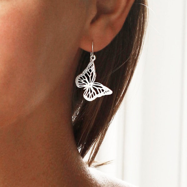 Boucles d'oreilles pendantes en argent sterling avec un papillon monarque bleu