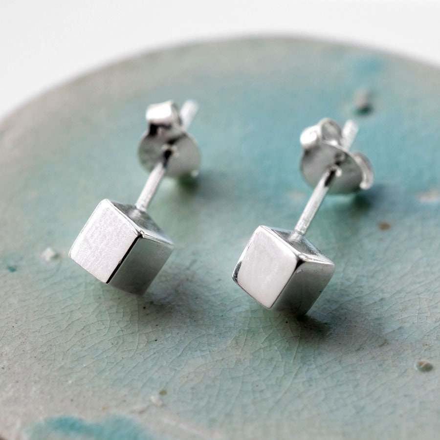 Orecchini a bottone quadrati piatti in argento sterling