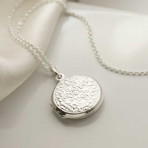 Rund blommig medaljong i sterlingsilver