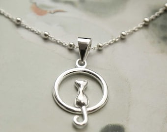 Collar de plata de ley con gato y luna