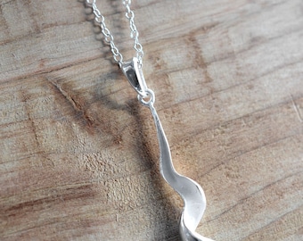 Collar de plata de ley con diseño de hoja otoñal