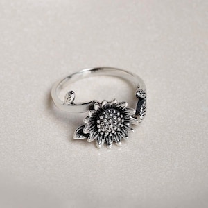 Justerbar ring i oxiderad solros i sterlingsilver