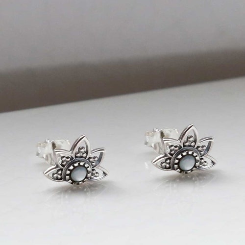 Clous d'oreilles lotus en argent sterling et nacre