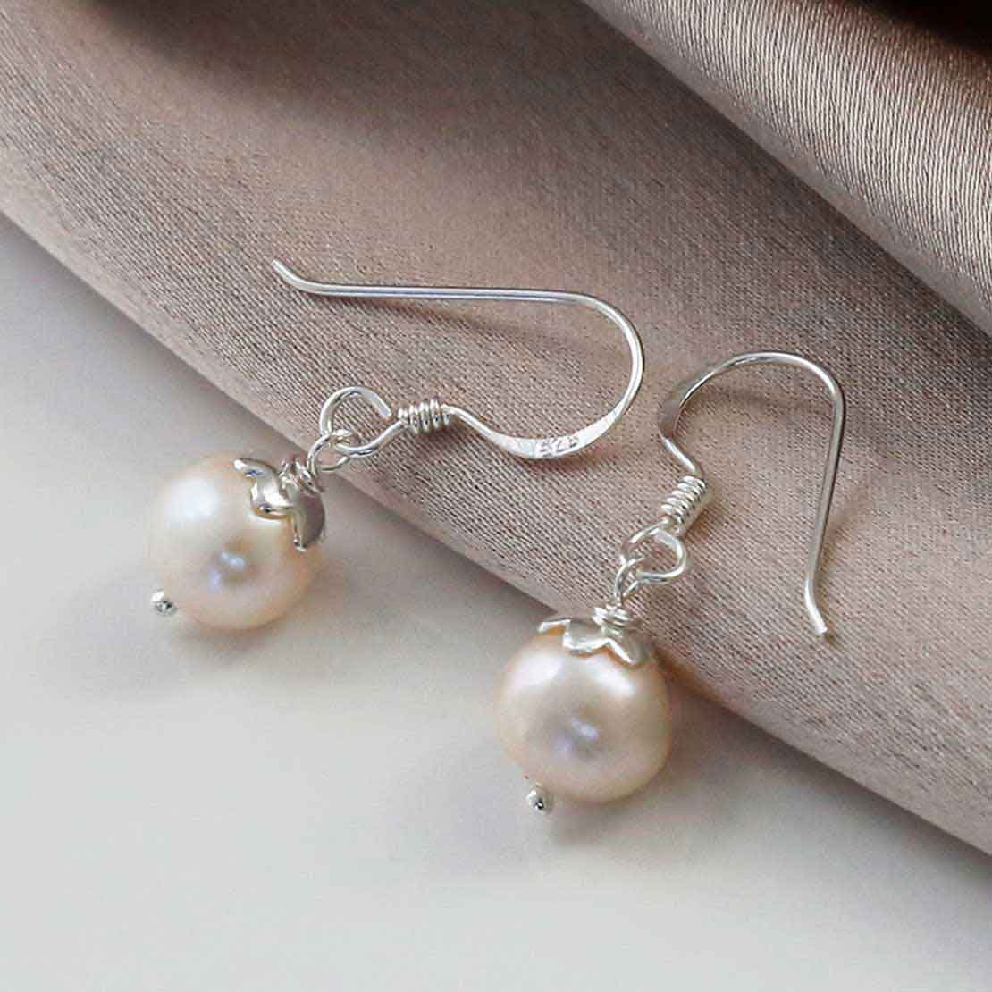 スターリングシルバー製ラウンドパール付きドロップピアス - Etsy 日本 スターリングシルバー製ラウンドパール付きドロップピアス - Etsy 日本