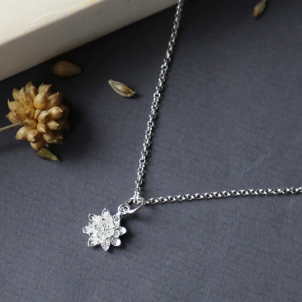 Colgante de plata de ley con flor de loto iluminada