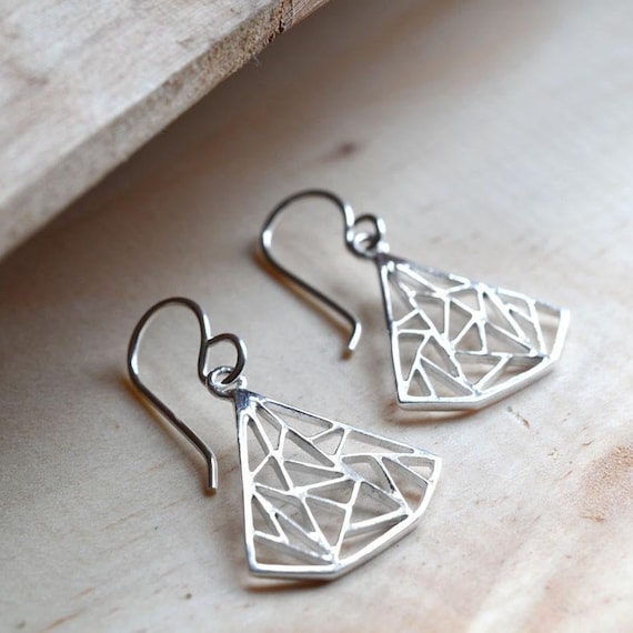 Orecchini Huggie Triangolo Ossidato da Uomo in Argento Sterling 925, Finitura Patinata Scura Martellata, Ipoallergenico - Paio, Fatto a mano da Emmanuela