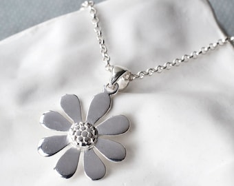 Sterling Silver Contemporary Daisy Necklace