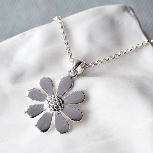 Sterling Silver Contemporary Daisy Necklace