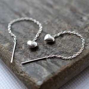 Orecchini a catena con infilatura a cuore in argento sterling