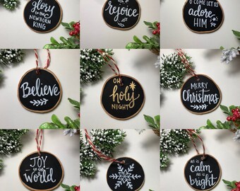Décoration de Noël manuscrite : Tranche de bois de décoration des Fêtes peinte à la main