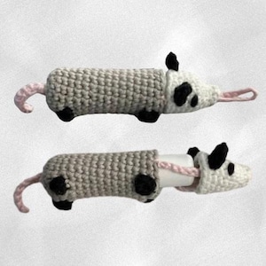 Patrón de ganchillo para porta bálsamo labial con forma de zarigüeya / Patrón de ganchillo amigurumi / Descarga instantánea de archivo digital PDF / Zarigüeya adorable