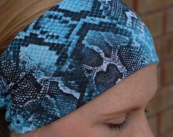 Puede incluir: Una diadema de color azul y negro con un diseño de piel de serpiente.