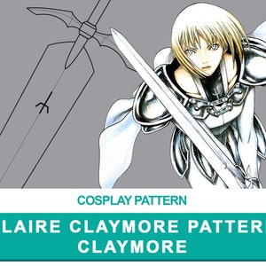 Può includere: Un'illustrazione in bianco e nero di un personaggio femminile di anime che tiene una grande spada. Il personaggio ha i capelli corti biondi e indossa una tunica bianca e un'armatura nera. Il testo "COSPLAY PATTERN CLAIRE CLAYMORE PATTERN CLAYMORE" è nella parte inferiore dell'immagine.