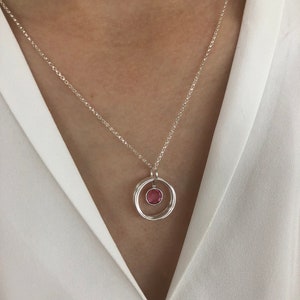 Halsband med milstolpe, födelsesten: Sterlingsilver, årtiondespresent