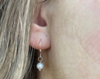 Dainty pearl drop earrings - First Holy Communion Earrings - Confirmation Girl Jewellery - Drop Pearl earrings - Religious jewelry Elegant