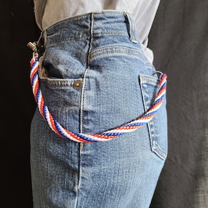 Cadena de cartera: satén rojo, blanco y azul.