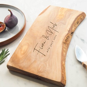 Tabla personalizada de queso de madera de olivo para picar, regalo de boda, aniversario, compromiso, regalo de Navidad a medida imagen 1