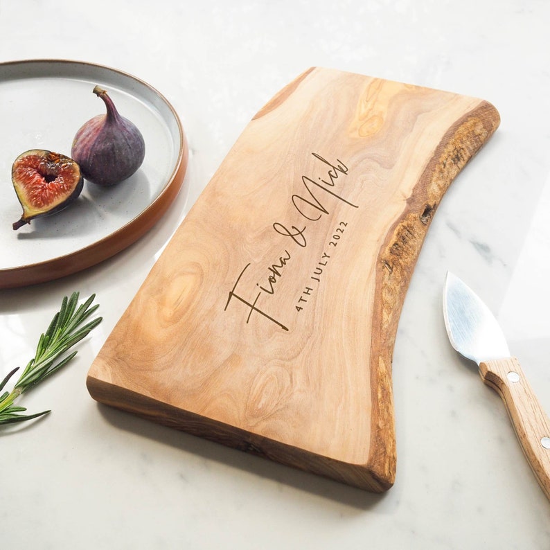 Tabla personalizada de queso de madera de olivo para picar, regalo de boda, aniversario, compromiso, regalo de Navidad a medida imagen 1