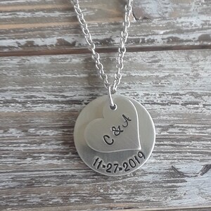 Collar de aniversario personalizado; Collar con fecha de aniversario; Collar con iniciales y fecha estampadas a mano; Regalo de San Valentín; Regalo de aluminio