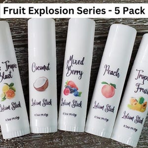 Pode incluir: Cinco bast&otilde;es de lo&ccedil;&atilde;o brancos com r&oacute;tulos com tema de frutas. Os r&oacute;tulos dizem "Citrus Tropic Blast", "Coconut", "Mixed Berry", "Peach" e "Tropical Fruit". Cada bast&atilde;o tem 14,17g. O texto "Fruit Explosion Series - 5 Pack" est&aacute; no topo.