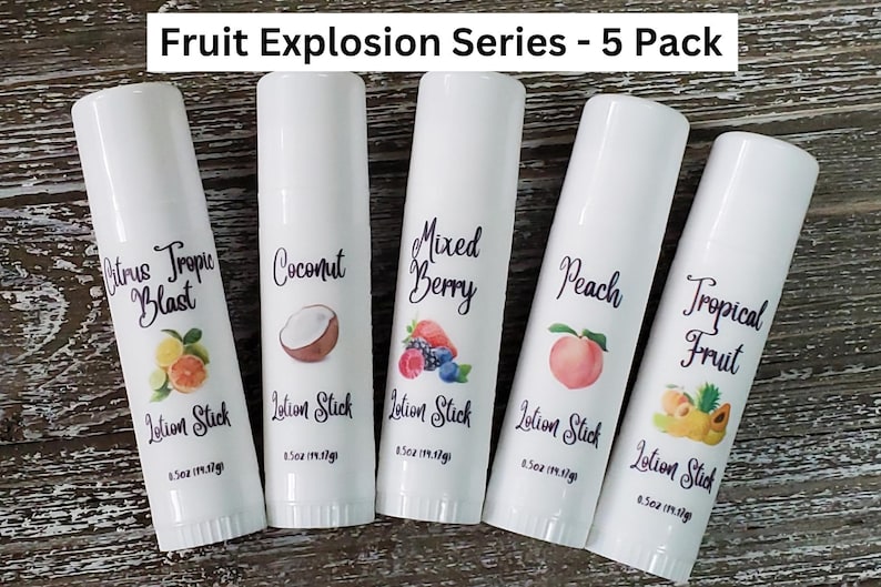 Pode incluir: Cinco bast&otilde;es de lo&ccedil;&atilde;o brancos com r&oacute;tulos com tema de frutas. Os r&oacute;tulos dizem "Citrus Tropic Blast", "Coconut", "Mixed Berry", "Peach" e "Tropical Fruit". Cada bast&atilde;o tem 14,17g. O texto "Fruit Explosion Series - 5 Pack" est&aacute; no topo.