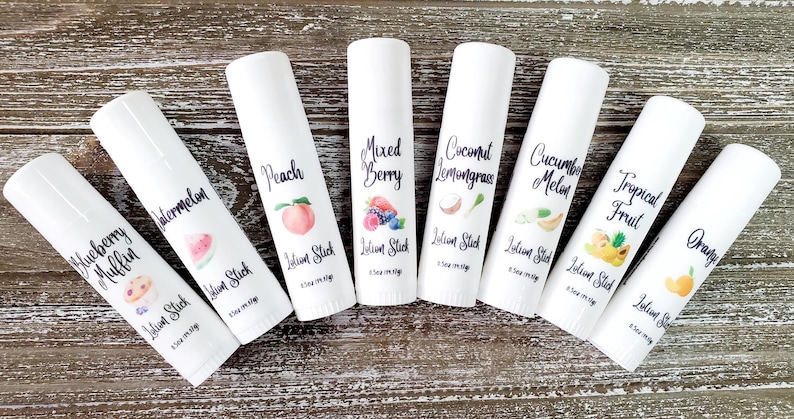 Pode incluir: Sete tubos brancos de protetor labial com v&aacute;rias etiquetas de frutas e sabores. Os sabores incluem Blueberry Muffin, Watermelon, Peach, Mixed Berry, Coconut Lemongrass, Cucumber Melon, Tropical Fruit e Orange. Cada tubo tem uma ilustra&ccedil;&atilde;o de fruta.