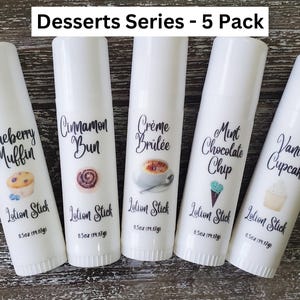 Pode incluir: Cinco bast&otilde;es de lo&ccedil;&atilde;o brancos da "Desserts Series" s&atilde;o dispostos sobre uma superf&iacute;cie de madeira. Cada bast&atilde;o apresenta um gr&aacute;fico de sobremesa e um nome de sabor: Blueberry Muffin, Cinnamon Bun, Cr&egrave;me Br&ucirc;l&eacute;e, Mint Chocolate Chip e Vanilla Cupcake. O texto "Desserts Series - 5 Pack" est&aacute; no topo.