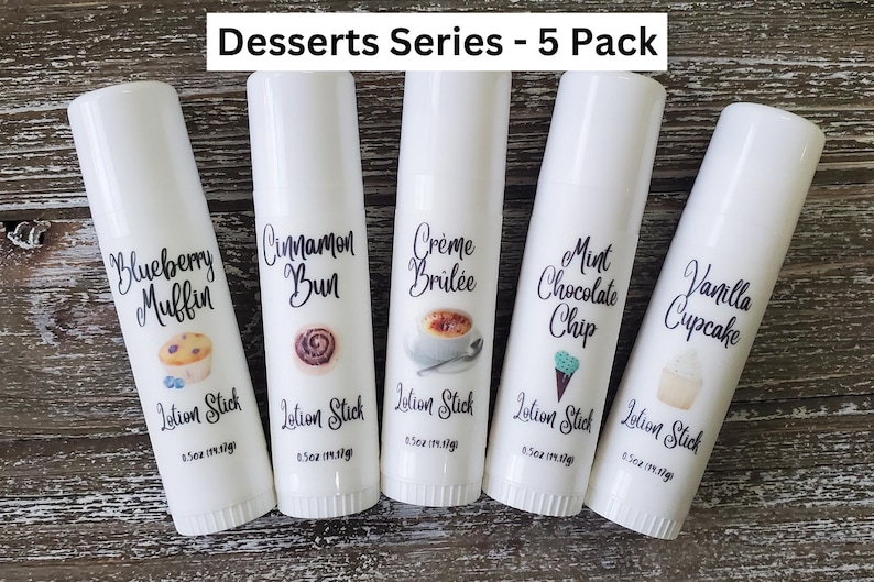 Pode incluir: Cinco bast&otilde;es de lo&ccedil;&atilde;o brancos da "Desserts Series" s&atilde;o dispostos sobre uma superf&iacute;cie de madeira. Cada bast&atilde;o apresenta um gr&aacute;fico de sobremesa e um nome de sabor: Blueberry Muffin, Cinnamon Bun, Cr&egrave;me Br&ucirc;l&eacute;e, Mint Chocolate Chip e Vanilla Cupcake. O texto "Desserts Series - 5 Pack" est&aacute; no topo.
