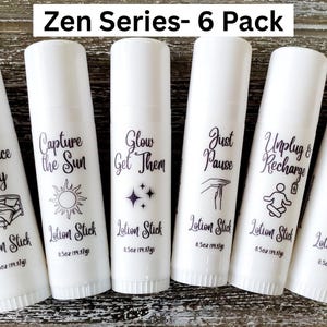 Pode incluir: Seis bast&otilde;es de lo&ccedil;&atilde;o brancos da s&eacute;rie Zen, cada um com uma frase diferente em escrita preta: "Embrace Cozy", "Capture the Sun", "Glow Get Them", "Just Pause", "Unplug & Recharge" e "Girl's Night". Cada bast&atilde;o tem 14,17 gramas.