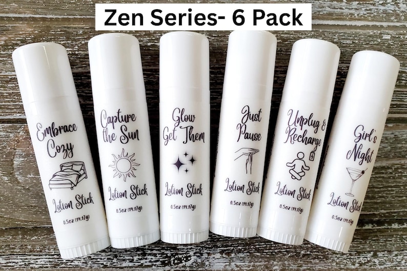 Pode incluir: Seis bast&otilde;es de lo&ccedil;&atilde;o brancos da s&eacute;rie Zen, cada um com uma frase diferente em escrita preta: "Embrace Cozy", "Capture the Sun", "Glow Get Them", "Just Pause", "Unplug & Recharge" e "Girl's Night". Cada bast&atilde;o tem 14,17 gramas.
