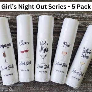 Pode incluir: Cinco bast&otilde;es de lo&ccedil;&atilde;o brancos com o texto "Girl's Night Out Series - 5 Pack". Cada bast&atilde;o tem um tema de bebida diferente: Champagne, Cheers, Girl's Night, Ros&eacute; e White Wine. Cada bast&atilde;o &eacute; rotulado como "Lotion Stick" e pesa 42,5 g.