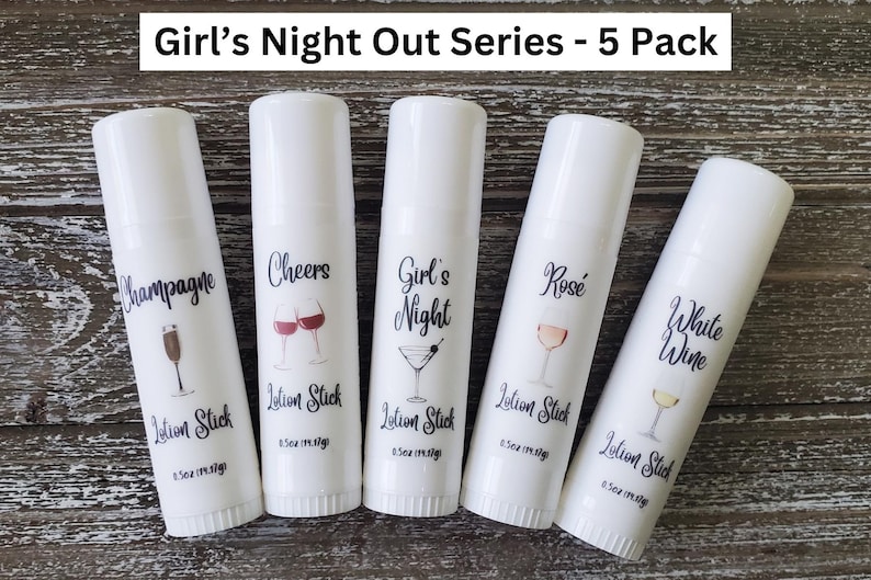 Pode incluir: Cinco bast&otilde;es de lo&ccedil;&atilde;o brancos com o texto "Girl's Night Out Series - 5 Pack". Cada bast&atilde;o tem um tema de bebida diferente: Champagne, Cheers, Girl's Night, Ros&eacute; e White Wine. Cada bast&atilde;o &eacute; rotulado como "Lotion Stick" e pesa 42,5 g.