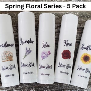 Pode incluir: Cinco bast&otilde;es de lo&ccedil;&atilde;o brancos da s&eacute;rie Spring Floral, cada um rotulado com um tema floral: Greenhouse, Lavender, Lilac, Rose e Sunflower. Cada bast&atilde;o tem 14,1 g. O texto "Spring Floral Series - 5 Pack" est&aacute; no topo.