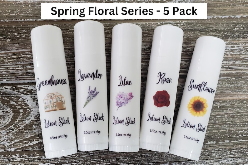 Pode incluir: Cinco bast&otilde;es de lo&ccedil;&atilde;o brancos da s&eacute;rie Spring Floral, cada um rotulado com um tema floral: Greenhouse, Lavender, Lilac, Rose e Sunflower. Cada bast&atilde;o tem 14,1 g. O texto "Spring Floral Series - 5 Pack" est&aacute; no topo.