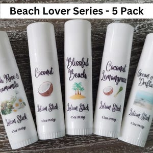 Pode incluir: Cinco bast&otilde;es de lo&ccedil;&atilde;o brancos da s&eacute;rie Beach Lover, cada um rotulado com um aroma diferente: Beach Rose & Chamomile, Coconut, Blissful Beach, Coconut Lemongrass e Ocean Mist & Driftwood. Cada bast&atilde;o tem 14,17 g.