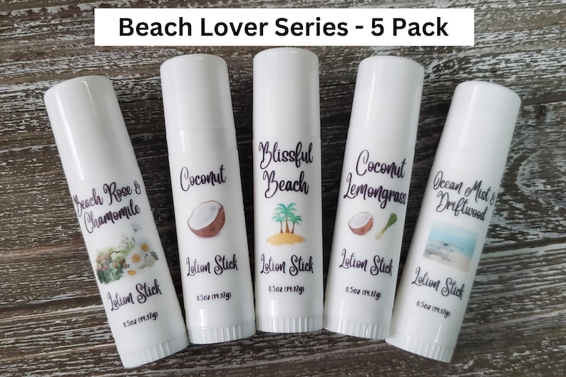 Pode incluir: Cinco bast&otilde;es de lo&ccedil;&atilde;o brancos da s&eacute;rie Beach Lover, cada um rotulado com um aroma diferente: Beach Rose & Chamomile, Coconut, Blissful Beach, Coconut Lemongrass e Ocean Mist & Driftwood. Cada bast&atilde;o tem 14,17 g.
