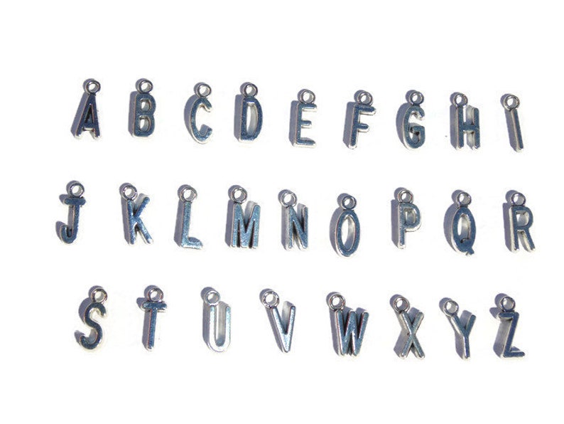 K&ouml;nnte beinhalten: Silberne Alphabet-Buchstaben-Anh&auml;nger, von A bis Z, f&uuml;r die Schmuckherstellung oder Bastelprojekte.
