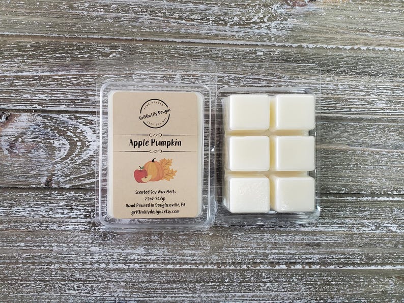 K&ouml;nnte beinhalten: Ein Sechserpack Wachsschmelzen in einem durchsichtigen Plastikbeh&auml;lter. Die Wachsschmelzen sind wei&szlig; und der Beh&auml;lter tr&auml;gt ein Etikett mit der Aufschrift "Apple Pumpkin" und "Scented Soy Wax Melts".