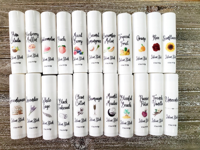 Pode incluir: Uma cole&ccedil;&atilde;o de tubos de protetor labial brancos, cada um rotulado com um nome de aroma diferente e uma ilustra&ccedil;&atilde;o correspondente. Os sabores incluem Pina Colada, Blueberry Muffin, Watermelon, Peach, Mixed Berry e mais. Os tubos est&atilde;o dispostos em uma superf&iacute;cie de madeira.