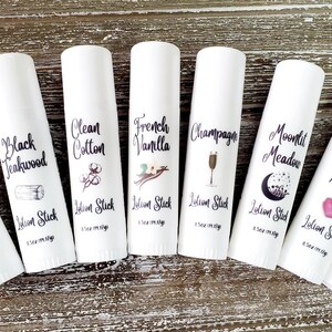 Pode incluir: Sete bast&otilde;es de lo&ccedil;&atilde;o brancos com v&aacute;rios r&oacute;tulos. Os r&oacute;tulos incluem "Blissful Beach", "Black Teakwood", "Clean Cotton", "French Vanilla", "Champagne", "Moonlit Meadow", "Passion Potion" e "Unscented". Cada bast&atilde;o tem 4,25g.