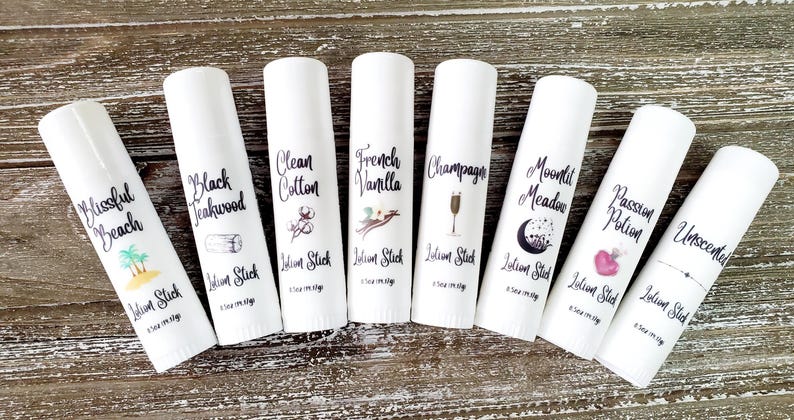 Pode incluir: Sete bast&otilde;es de lo&ccedil;&atilde;o brancos com v&aacute;rios r&oacute;tulos. Os r&oacute;tulos incluem "Blissful Beach", "Black Teakwood", "Clean Cotton", "French Vanilla", "Champagne", "Moonlit Meadow", "Passion Potion" e "Unscented". Cada bast&atilde;o tem 4,25g.