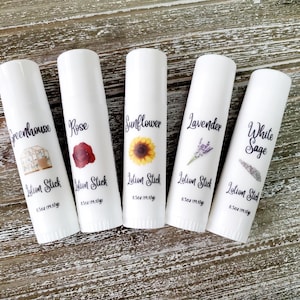Pode incluir: Cinco bast&otilde;es de lo&ccedil;&atilde;o brancos com os nomes "Greenhouse", "Rose", "Sunflower", "Lavender" e "White Sage". Cada bast&atilde;o tem uma imagem correspondente. Os bast&otilde;es de lo&ccedil;&atilde;o t&ecirc;m 14,17 g.