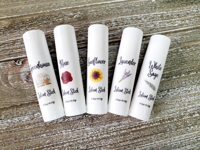 Pode incluir: Cinco bast&otilde;es de lo&ccedil;&atilde;o brancos com os nomes "Greenhouse", "Rose", "Sunflower", "Lavender" e "White Sage". Cada bast&atilde;o tem uma imagem correspondente. Os bast&otilde;es de lo&ccedil;&atilde;o t&ecirc;m 14,17 g.