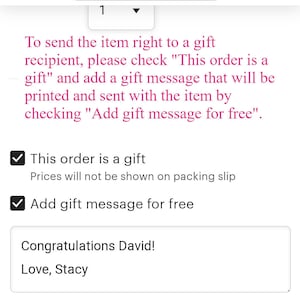 K&ouml;nnte beinhalten: Ein Screenshot eines mobilen Checkout-Bildschirms mit einem Kontrollk&auml;stchen mit der Bezeichnung "Diese Bestellung ist ein Geschenk" und einem Kontrollk&auml;stchen mit der Bezeichnung "Geschenknachricht kostenlos hinzuf&uuml;gen". Der Text "Herzlichen Gl&uuml;ckwunsch David! Liebe Gr&uuml;&szlig;e, Stacy" wird unter den Kontrollk&auml;stchen angezeigt.