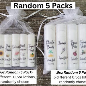 Pode incluir: Duas sacolas de organza branca cheias de tubos de protetor labial. Uma sacola cont&eacute;m cinco tubos de 4,25g com r&oacute;tulos como "Sunflower" e "Tropical Fruit". A outra sacola tem cinco tubos de 14g rotulados "Blissful Beach" e "Peppermint".