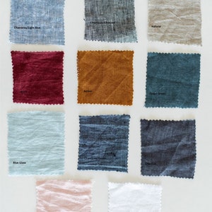 K&ouml;nnte beinhalten: Zehn Stoffmuster in verschiedenen Farben und Texturen, darunter Chambray/Hellblau, Chambray/Anthrazit, Natur, Bernstein, Ozeanblau, Chambray/Denim, Blaues Glas, Lila und Wei&szlig;.